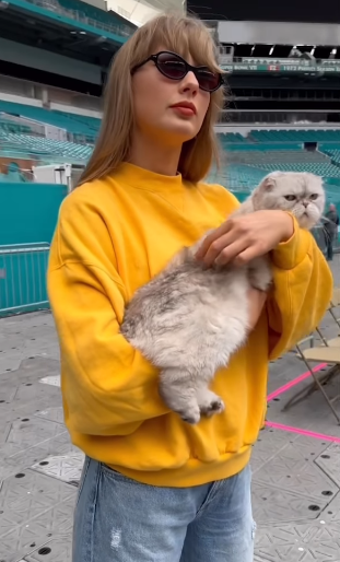Taylor Swift Era's Tour with her pet
